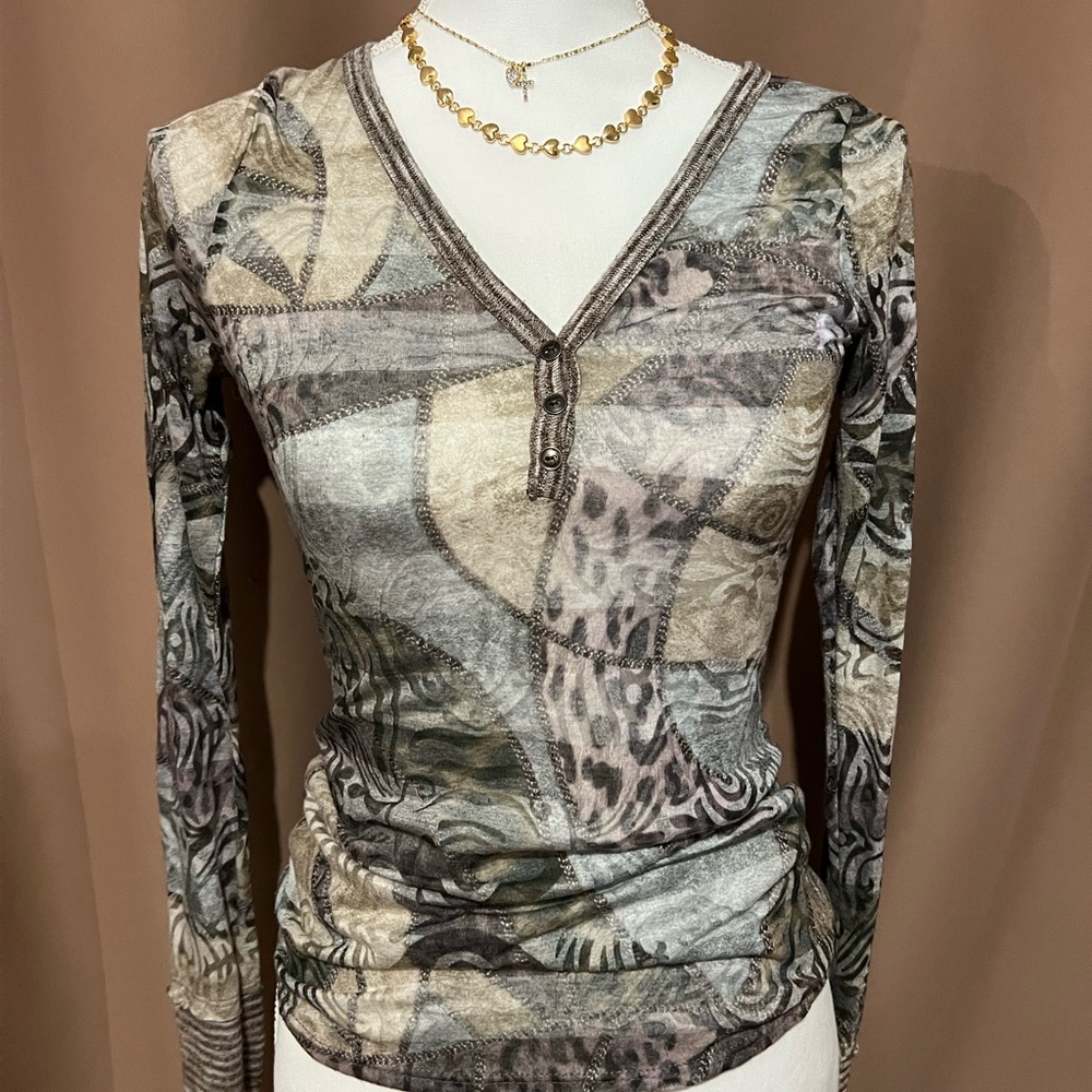 Long Sleeve V-Neck Printed Daytrip Women's Top in Neutral Tones